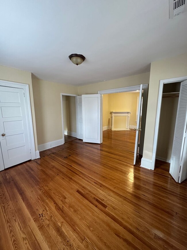 Building Photo - 1 Bedroom House on Oberlin Rd. in Raleigh