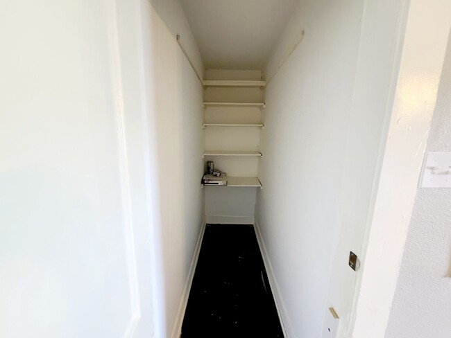 Building Photo - Remodeled 1 Bed, 1 Bath 4-Plex Craftsman A...