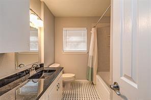 Building Photo - 211 Pine Shadow Dr