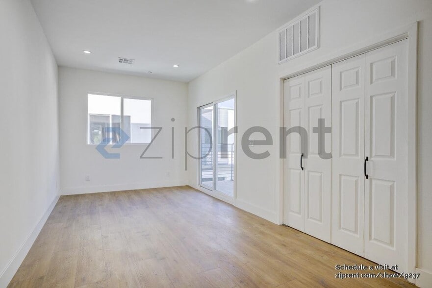 Building Photo - 5637 1/2 Riverton Ave