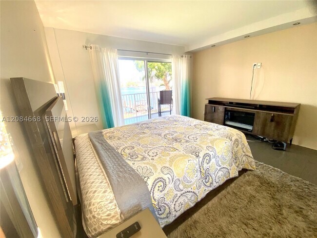 Building Photo - 400 Golden Isles Dr