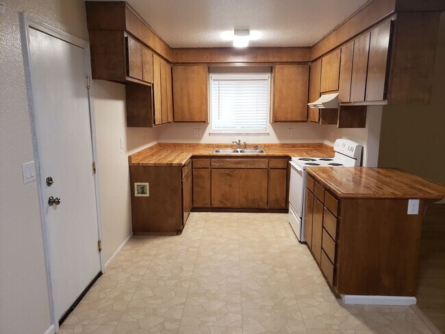Building Photo - Charming single-family home in Redding