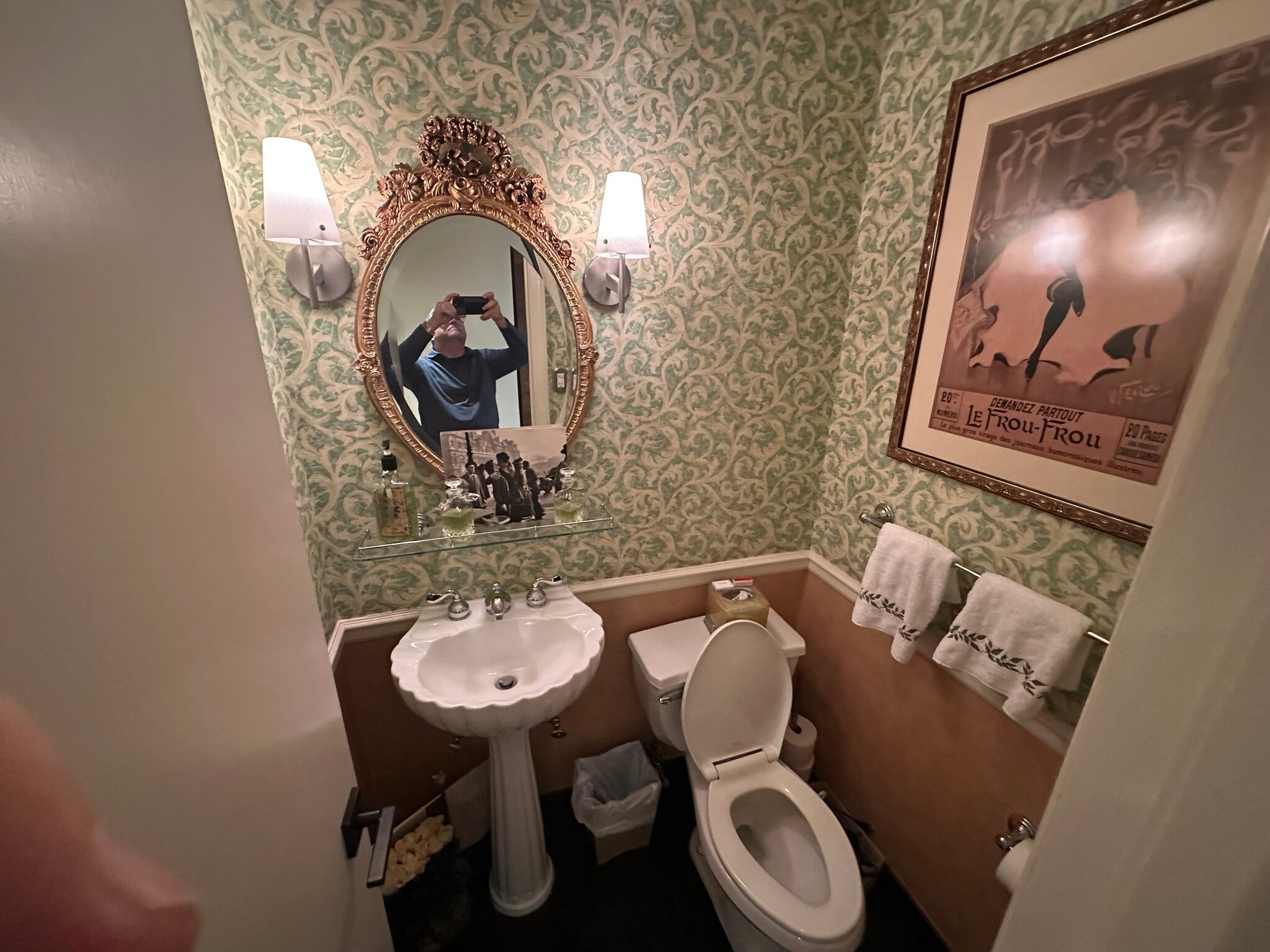 Powder room - 300 E 40th St