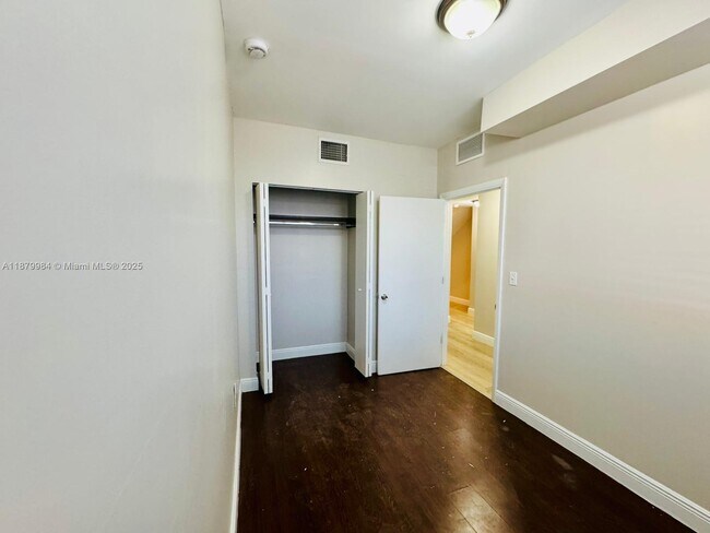 Building Photo - 1469 SW 5th St