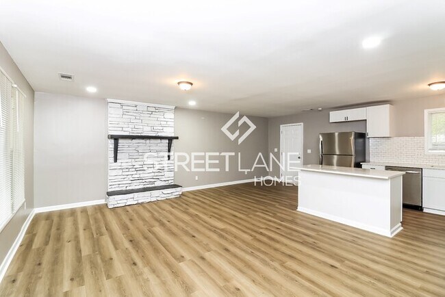 Building Photo - FIRST FULL MONTH OFF WITH 13 MONTH LEASE