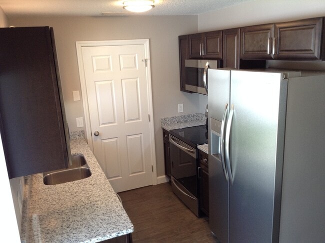 Building Photo - 2 Bedroom/2 Bathroom Triplex with Large Fe...