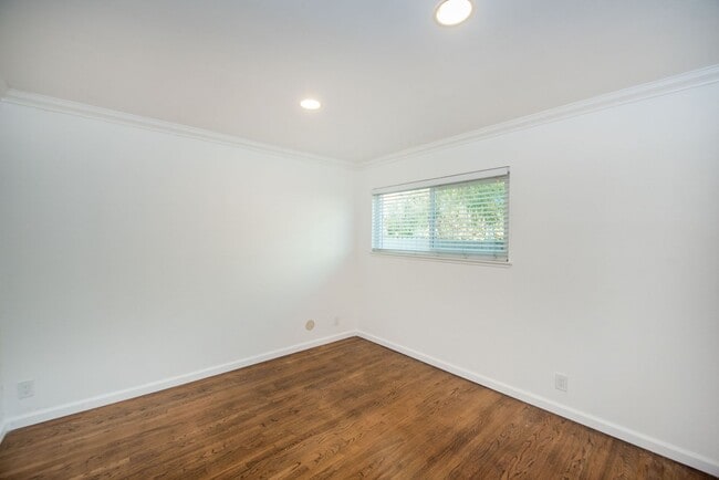 Building Photo - Newly Remodeled Single Family Home