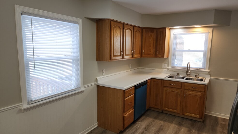 Building Photo - 2000 32nd St