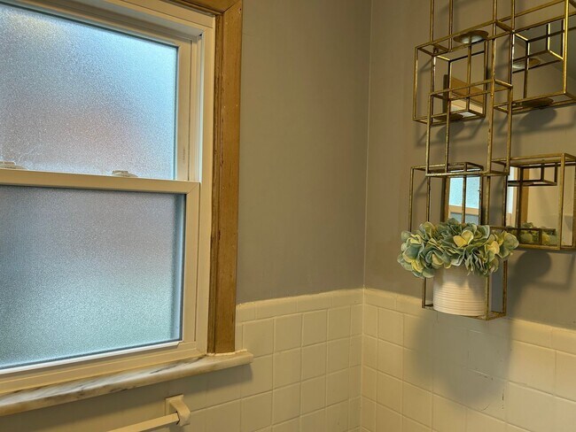 Building Photo - Brick Ranch for Rent in Mayfield HTS walking distance to Golden Gate Plaza