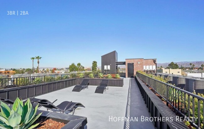 Building Photo - 10806 Blix St