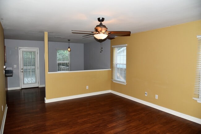 Building Photo - Cozy 4 bedroom home on Hickory Nut!