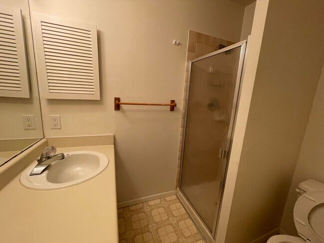 Building Photo - 2 bed 2 bath available now!