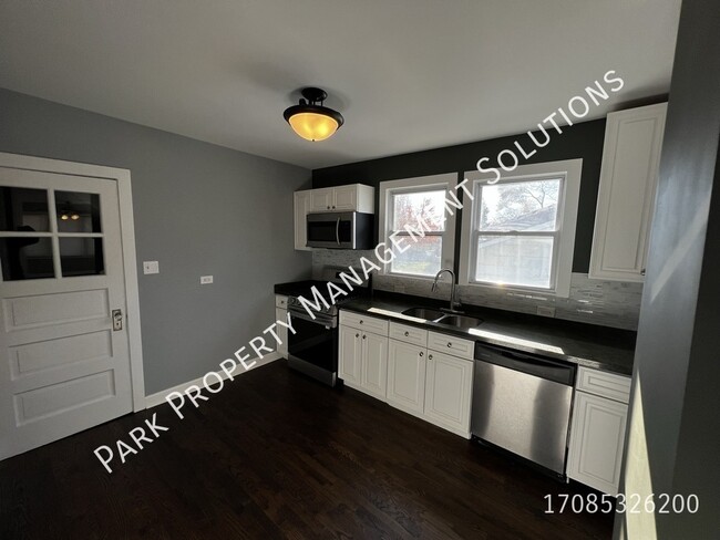 Building Photo - Oak Lawn - 3 Bedroom Single Family Home