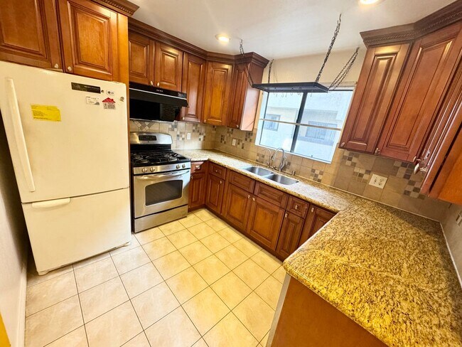 Building Photo - *** Charming 4 bed 3.5 bath Alhambra Townhome ***