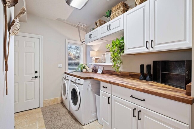 Building Photo - Fully-Furnished Luxurious Home in Nevillewood
