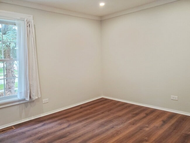 Building Photo - 720 Country Ln S