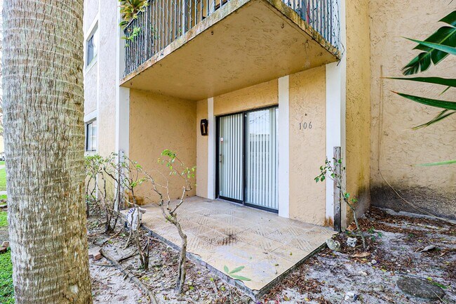 Building Photo - 450 Palm Cir W