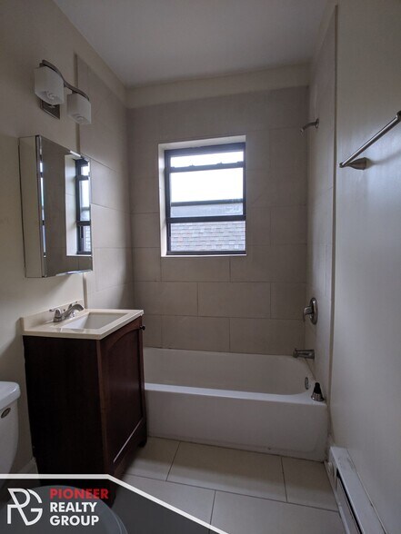 Building Photo - 4735 N Hermitage Ave