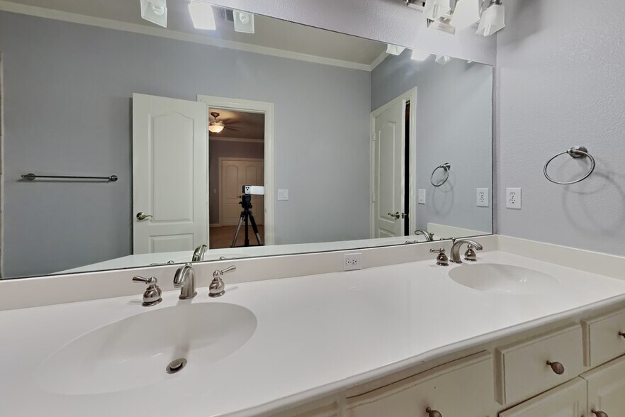 Building Photo - 4020 Oakmeadow Dr
