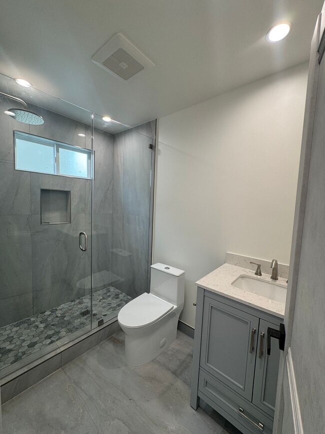 Building Photo - Spacious 1000 Sq. Ft. First-Floor Back ADU...