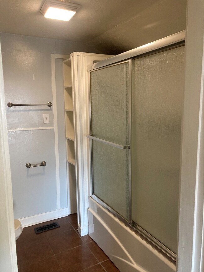 Building Photo - 3 Bedroom, 1 Bath House for Rent – Cozy & Convenient!