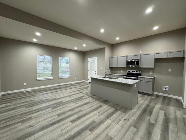 Building Photo - Newer 4 Bedrooms/2 Baths/Oversized 2 Car Garage Home Coming Available!