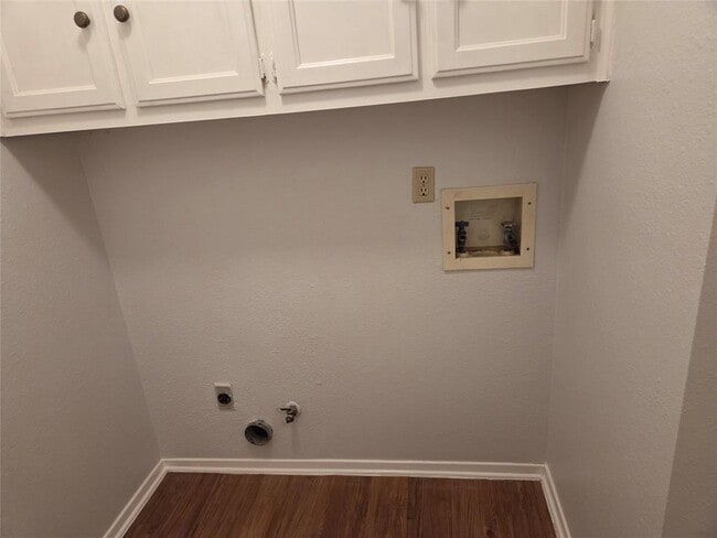 Building Photo - 8111 Baywood Dr
