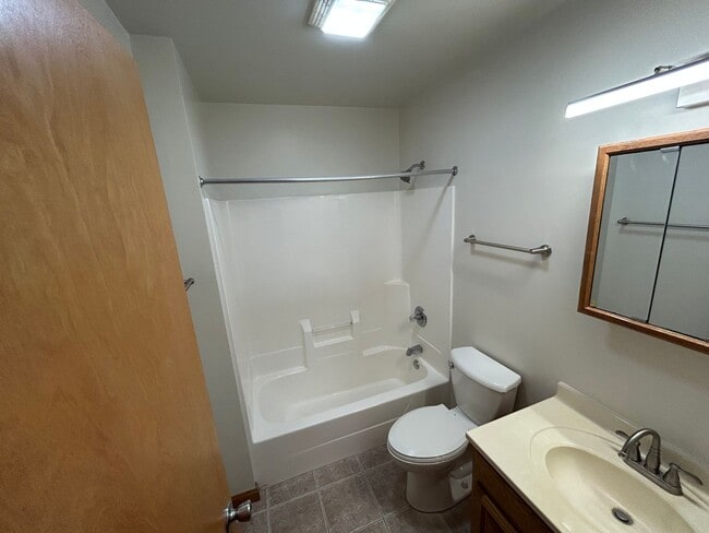 Building Photo - 2 bedroom, 2 full bath with attached garage