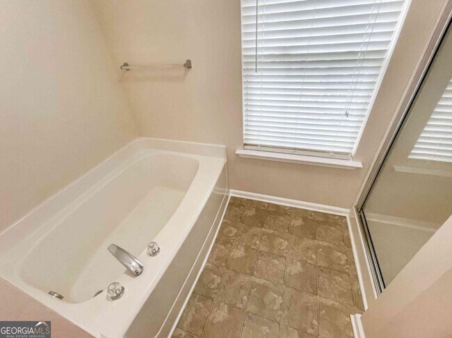 Building Photo - 6205 Tree Ridge Dr N W