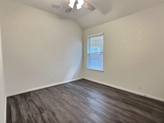 Building Photo - "Charming 3-Bed Oasis in San Antonio – Spa...