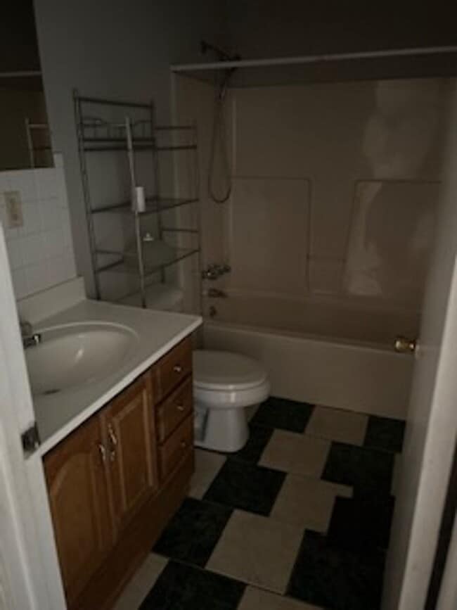 Building Photo - 68 Maple St