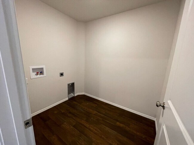 Building Photo - 112 Pin Oak Dr