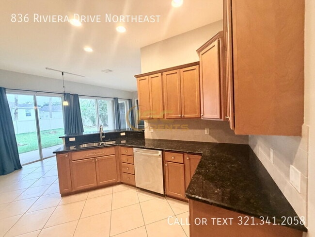 Building Photo - 836 Riviera Dr NE