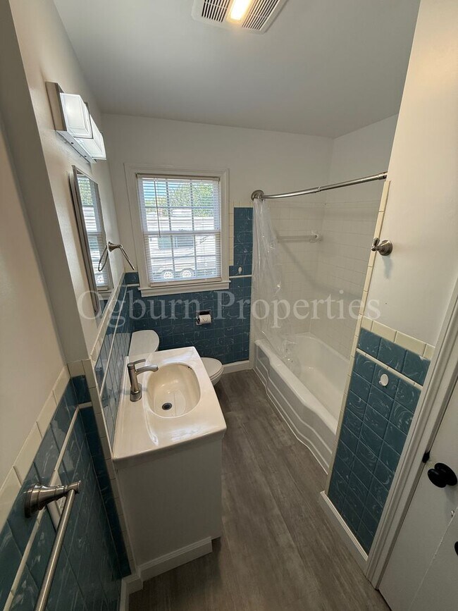 Building Photo - 117 Caroline Ct