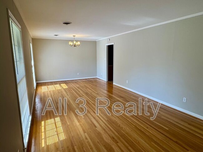 Building Photo - 3253 Windwood Dr