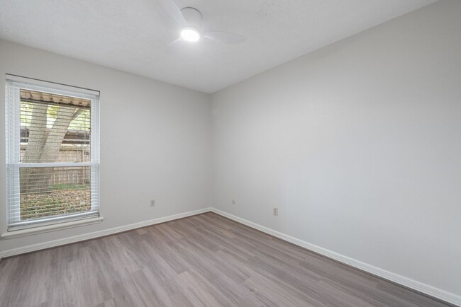 Building Photo - 11805 Southlake Dr