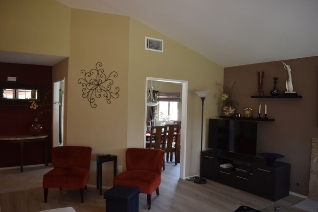 Building Photo - 2 Bedroom 2 Bath Single Story Golf Course ...