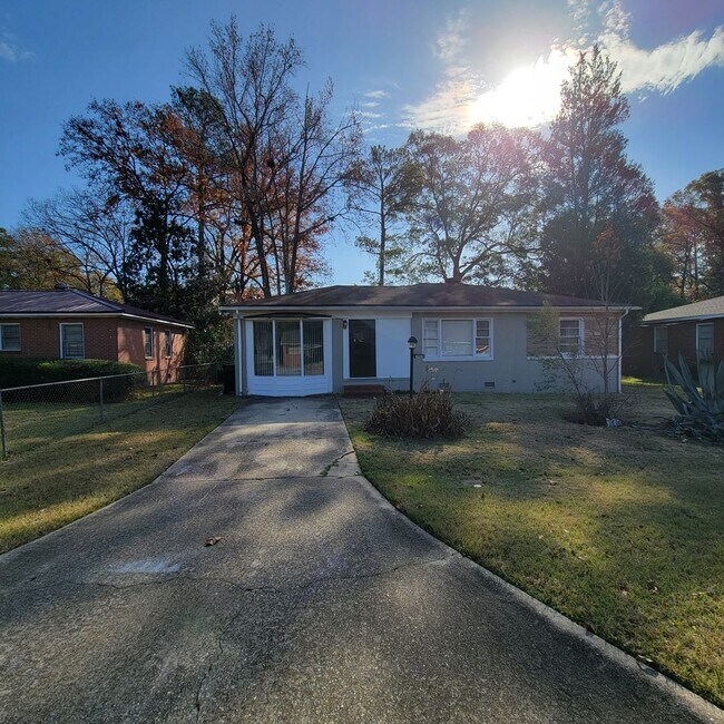 Building Photo - Roomy Cute Brick Ranch