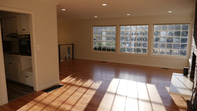 Building Photo - 1525 Ivy Ct