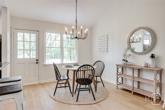 Building Photo - 315 Davis St