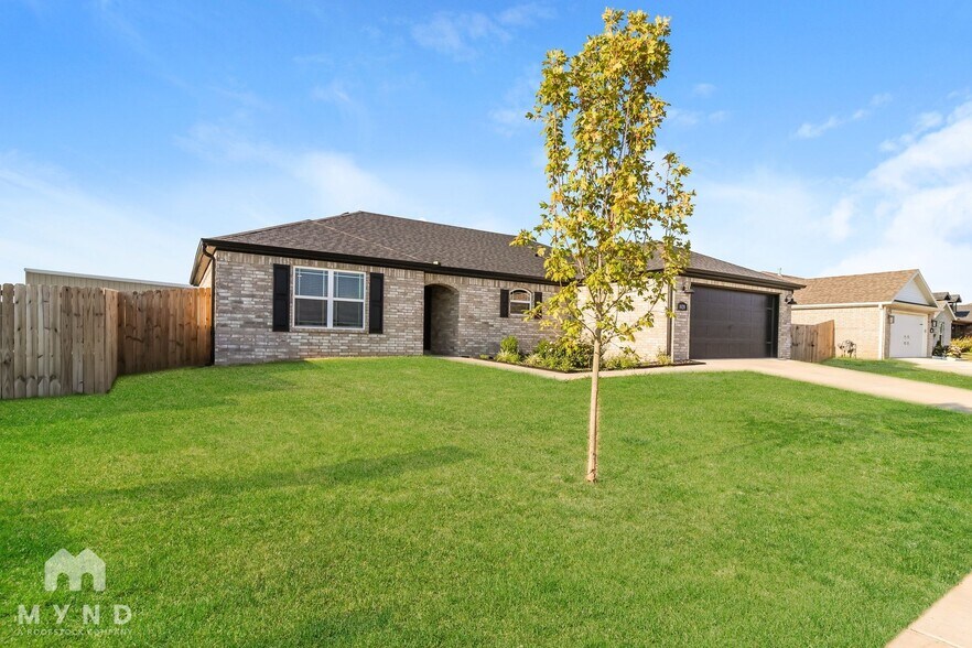 Building Photo - 1020 Autumn Royal Ave