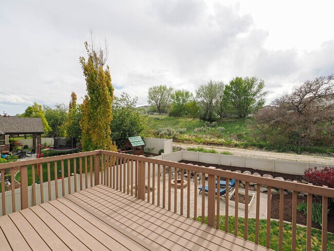 Building Photo - 4 Bedroom, 2.5 bathroom Bluffdale Home