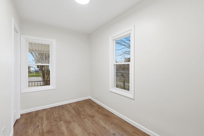 Building Photo - Fully Updated 2-Bed with Modern Finishes