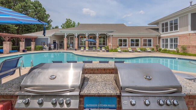 Building Photo - 200 Edinborough Dr