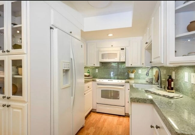Building Photo - Beautiful 2 bed 1 bath end unit condo/town...