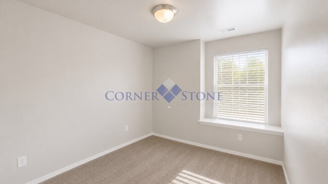 Building Photo - Great home in central location!