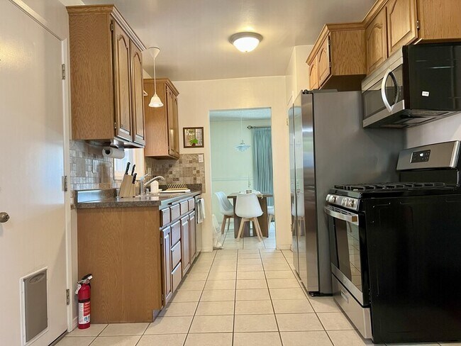 Building Photo - 116 E Campus View Dr