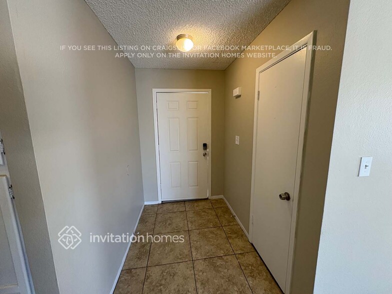 Building Photo - 8027 W Glenrosa Ave
