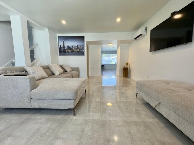 Building Photo - 1904 SW 28th St