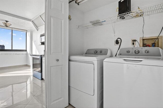 Building Photo - 20185 E Country Club Dr